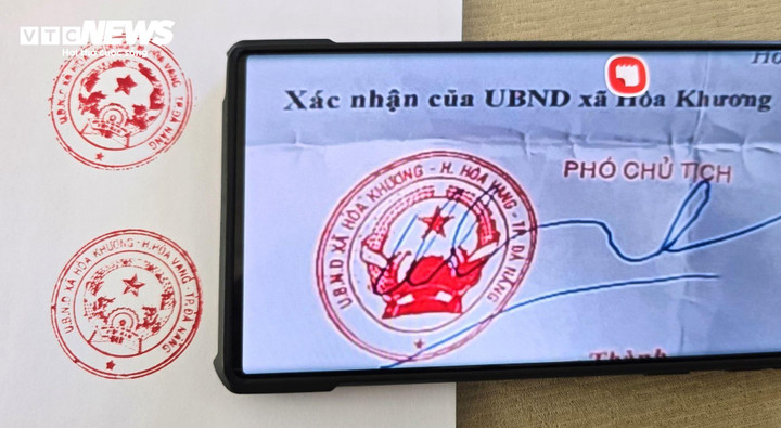 Con dấu của UBND xã Hòa Khương (trái) và chữ ký, con dấu trong đơn mang tên bà Dung.
