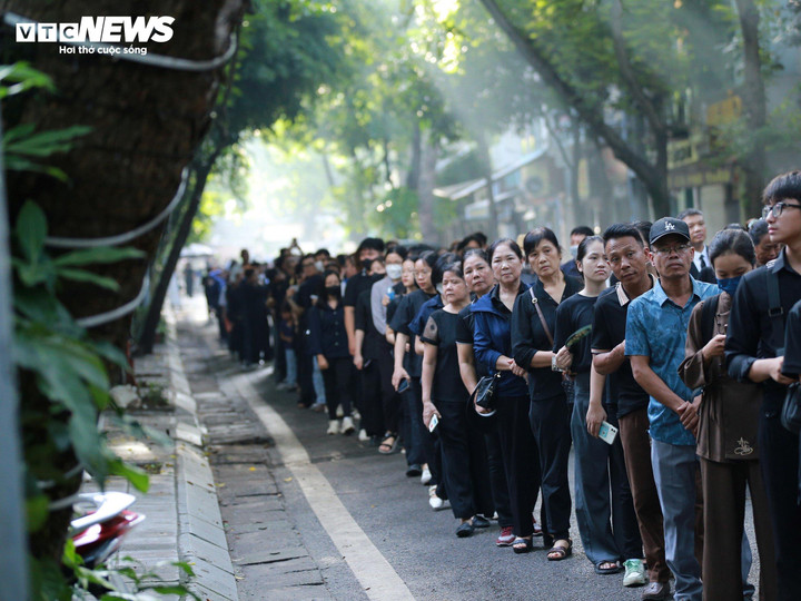 Dòng người xếp hàng trật tự chờ vào viếng Tổng Bí thư Nguyễn Phú Trọng.