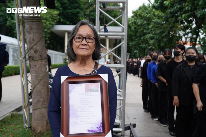 Bà Tuyết mang theo bài thơ đến viếng Tổng Bí Thư Nguyễn Phú Trọng.