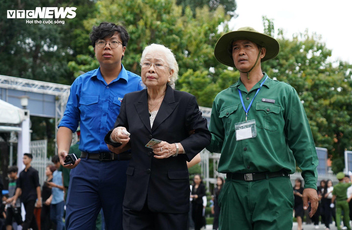 Người dân mong chờ được vào viếng Tổng Bí thư Nguyễn Phú Trọng.