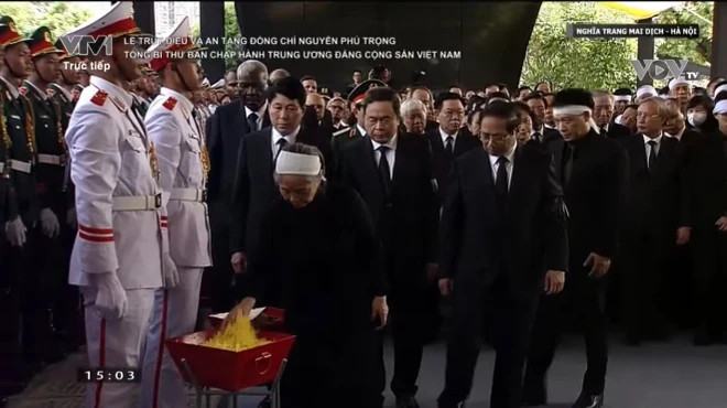 Đại diện gia đình và lãnh đạo Đảng, Nhà nước thả hoa và đất xuống phần mộ Tổng Bí thư Nguyễn Phú Trọng