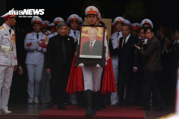 Trong tiếng nhạc Hồn tử sĩ trầm hùng, các chiến sĩ tiêu binh mang di ảnh Tổng Bí thư đi đầu, phía sau là các huân chương và Quốc kỳ.