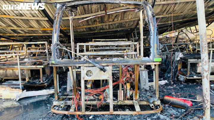 Xe điện cháy chỉ còn trơ phần khung.