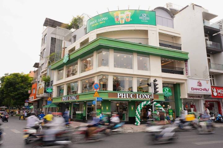 Hơn 160 cửa hàng Phúc Long cũng đang lấy lại phong độ nhờ sự phục hồi của tiêu dùng bán lẻ sau thời kỳ đáy cuối 2023. (Ảnh: TL)