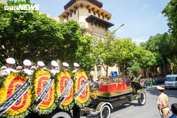 Gần 14h, đoàn xe chở linh cữu Tổng Bí thư Nguyễn Phú Trọng đi qua trường Đại học Tổng hợp Hà Nội (cũ), nay là Đại học Khoa học Tự nhiên, ngôi trường Tổng Bí thư từng theo học.