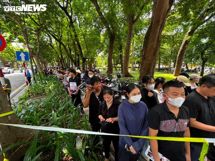 Đông người dân đứng chờ trên đường Điện Biên Phủ từ sớm, mang theo ảnh Tổng Bí thư Nguyễn Phú Trọng để bày tỏ sự tưởng nhớ ông. Mọi người xếp hàng ngay ngắn, kiên nhẫn chờ giờ phút được tiễn đưa Tổng Bí thư Nguyễn Phú Trọng. (Ảnh: Thạch Anh)