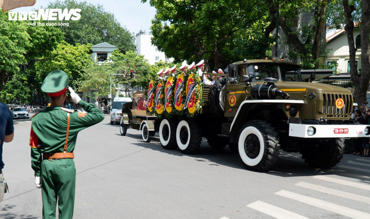 Đoàn xe tang đi qua đường Điện Biên Phủ. (Ảnh: Thạch Anh)