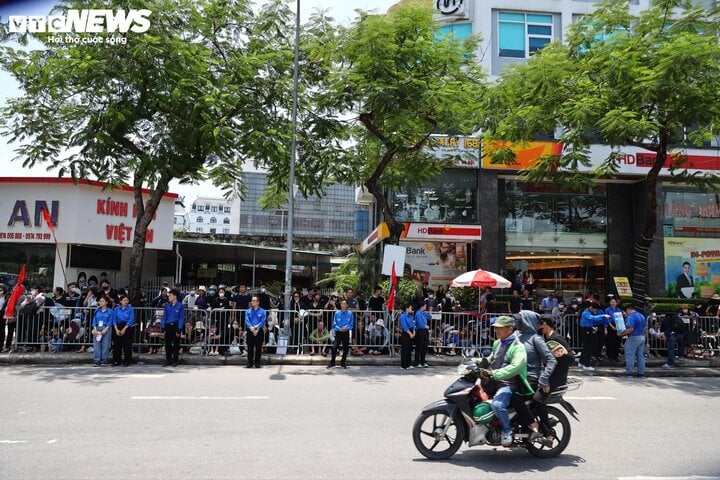 Trưa nay, Hà Nội nắng nóng với nền nhiệt ngoài trời lên tới hơn 40 độ C, nhưng dòng người đổ ra các cung đường có đoàn xe tang đi qua mỗi lúc càng đông hơn.
