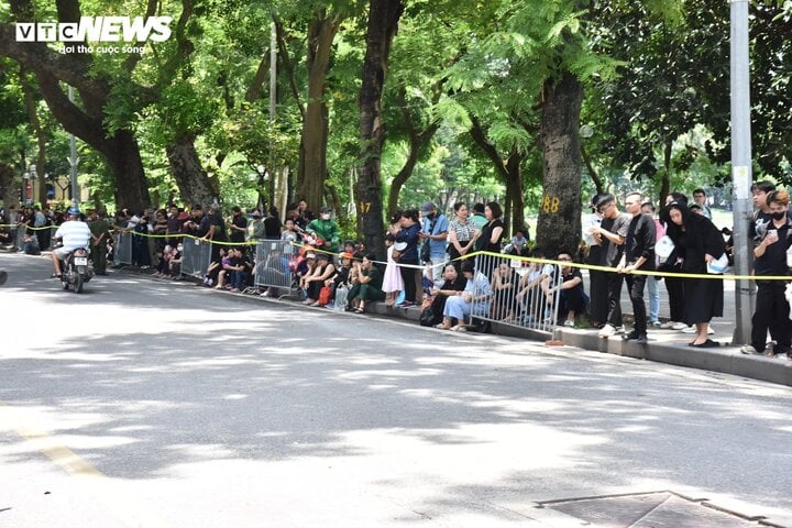 Người dân ngồi chờ ở khu vực phố Hàng Khay.