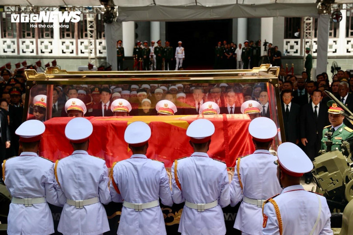 Linh cữu Tổng Bí thư được đội tiêu binh phủ Quốc kỳ, đặt ngay ngắn trên linh xa.