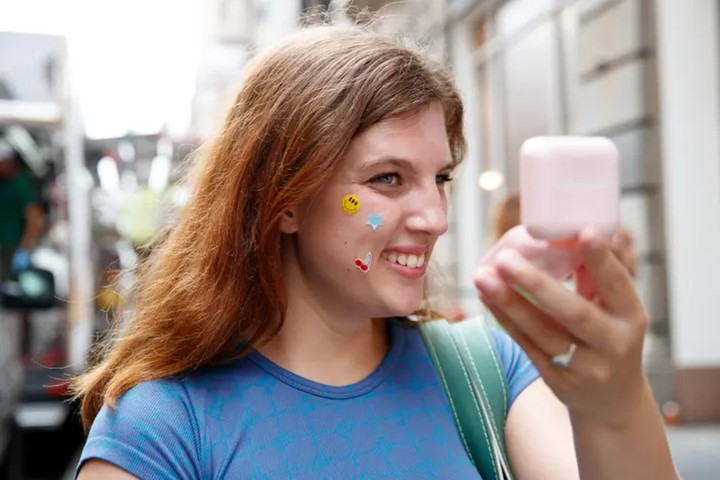 Miếng dán mụn được nhiều bạn trẻ sử dụng như một phụ kiện thời trang. (Ảnh: Brian Zak/NY Post)