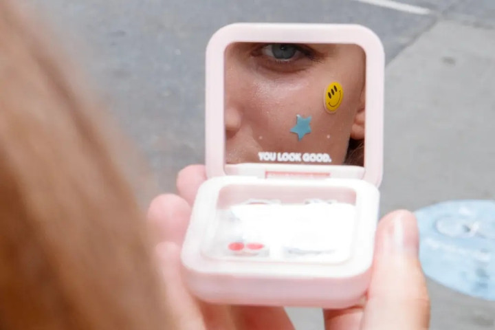 Miếng dán chứa hydrocolloid hoặc axit salicylic giúp trị mụn, đồng thời bảo vệ vùng mụn khỏi vi khuẩn. (Ảnh: Brian Zak/NY Post)