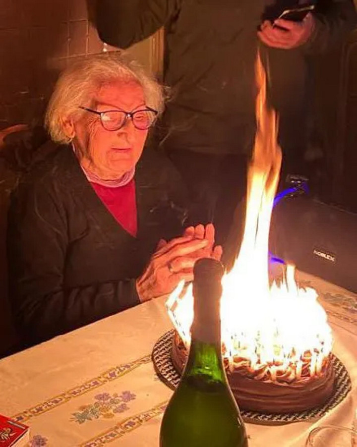 95 ngọn nến trên bánh kem biến sinh nhật cụ bà thành màn chữa cháy - 2