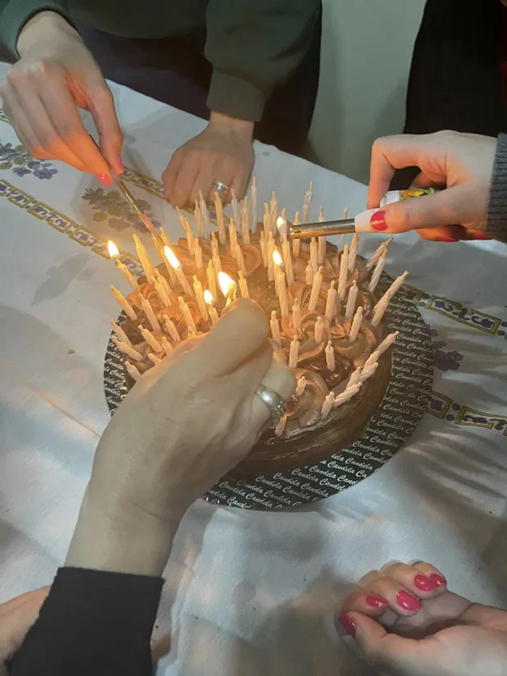 Gia đình đã cố đặt 95 ngọn nến trên chiếc bánh kem. (Ảnh: Jam Press)