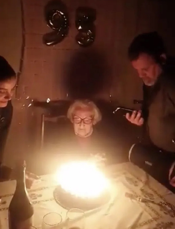 95 ngọn nến trên bánh kem biến sinh nhật cụ bà thành màn chữa cháy - 1