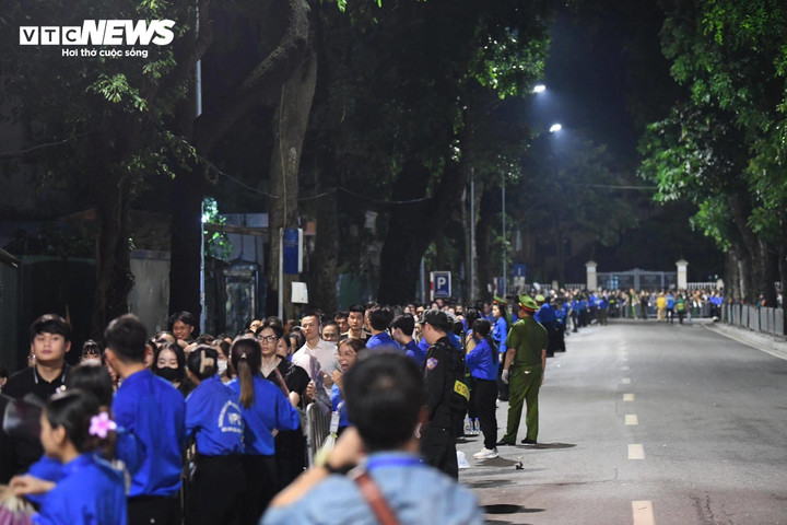 Dòng người xếp chờ vào viếng.