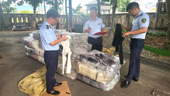 Lực lượng QLTT Hà Tĩnh kiểm tra lô hàng không có hóa đơn chứng từ.