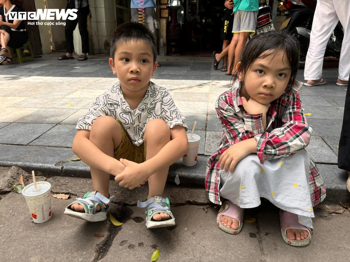 2 em nhỏ ở Hải Phòng được mẹ là Nguyễn Thanh Thuỷ đưa từ Hải Phòng lên từ 5h sáng để vào viếng Tổng Bí thư Nguyễn Phú Trọng. 12h hơn, 3 mẹ con chị Thuỷ đã đến Tràng Tiền chờ xe tang đi qua.