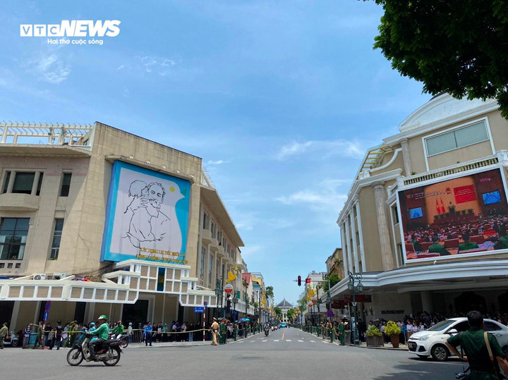 Rất đông người dân đã chờ sẵn tại vỉa hè các tuyến phố linh xa Tổng Bí thư Nguyễn Phú Trọng đi qua tại phố Tràng Tiền, hồ Hoàn Kiếm.