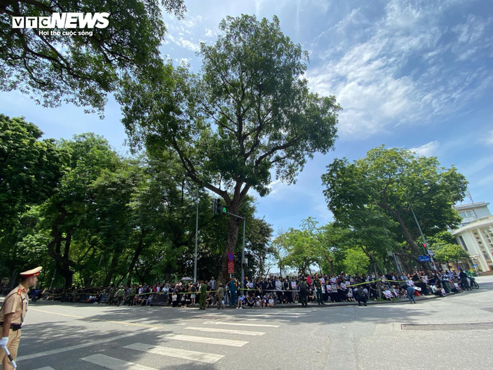 Thời tiết hôm nay khá oi bức và nắng nóng sau nhiều ngày trời mưa to, tuy nhiên tất cả mọi người đều nhẫn nại chờ để được tiễn biệt Tổng Bí thư, thể hiện sự tôn trọng và kính yêu với người lãnh đạo của Đảng. Điều đó giúp họ vượt lên trên tất cả sự mệt nhọc