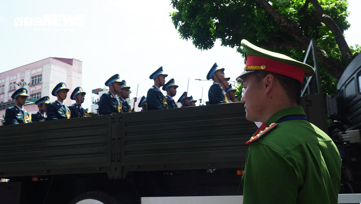 Đoàn xe tang đi qua ngã 4 Lê Thánh Tông - Trần Hưng Đạo.