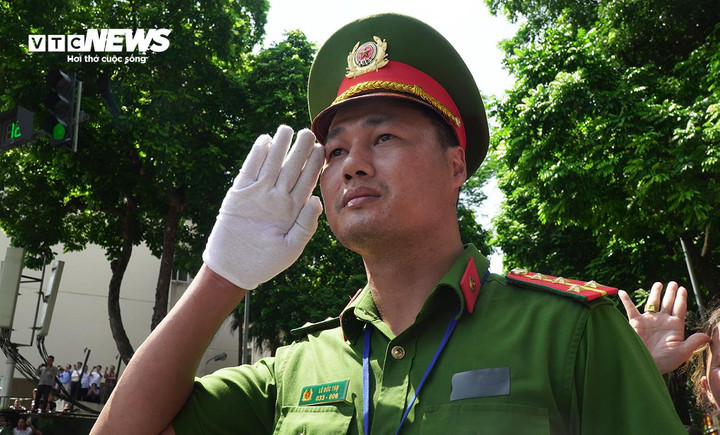 Chiến sĩ công an không kìm được cảm xúc.