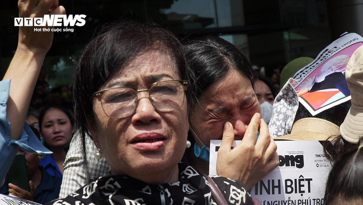 Nước mắt lăn dài trên gương mặt nhiều người dân khi đoàn xe tang đi qua.