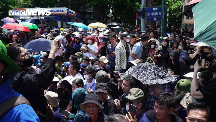Đông nghịt người dân chờ đợi để tiễn biệt Tổng Bí thư lần cuối.
