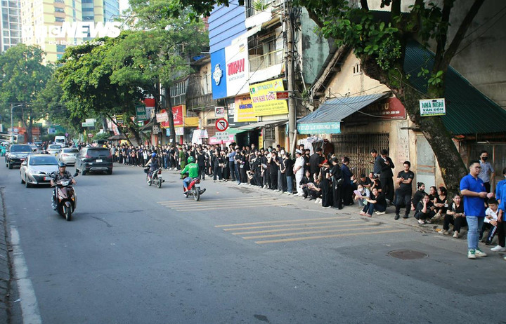 Hàng dài người xếp hàng chờ trên đường Trần Khánh Dư, Lò Đúc kéo dài gần 2km.