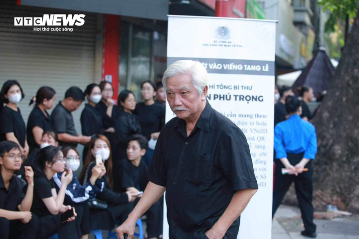 Có mặt từ sớm, nguyên Đại biểu Quốc hội, nhà sử học Dương Trung Quốc bày tỏ lòng tiếc thương trước sự ra đi của Tổng Bí thư Nguyễn Phú Trọng.