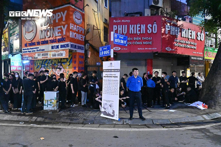 Nhiều người lỡ hẹn viếng tối 25/7 nên sáng nay có mặt từ sớm mong được tiễn Tổng Bí Thư đoạn đường cuối. Người dân xếp hàng dài tại ngã tư Nguyễn Công Trứ - Lò Đúc.