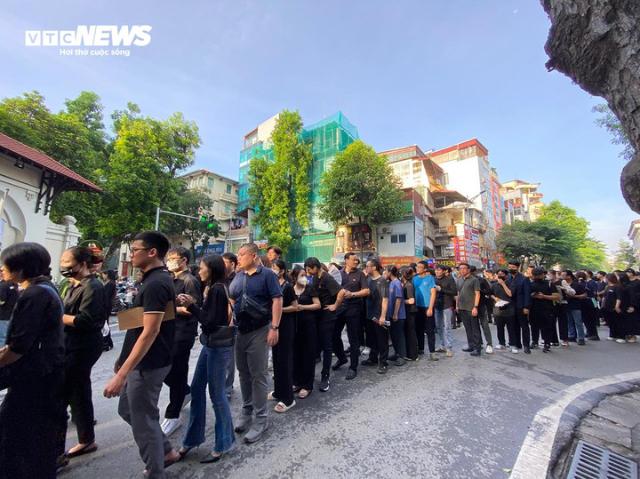 Dòng người vào viếng Tổng Bí thư Nguyễn Phú Trọng ngày càng dài hơn.