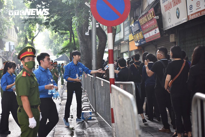 Lực lượng tình nguyện viên cũng có mặt từ sớm, phát nước tiếp sức cho người dân đang xếp hàng đi dần vào khu vực Nhà tang lễ. Theo chương trình, hôm nay, người dân vào viếng Tổng Bí thư Nguyễn Phú Trọng từ 7h đến 13h, tại Nhà tang lễ Quốc gia số 5 Trần Thánh Tông (Hà Nội), quê nhà xã Đông Hội (huyện Đông Anh, Hà Nội) và Hội trường Thống Nhất ở TP.HCM.