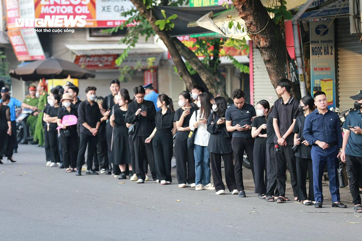 Nhiều bạn trẻ cũng có mặt từ sớm để vào viếng Tổng Bí thư Nguyễn Phú Trọng. 6h40 lực lượng chức năng mở rào cho người dân tiến vào khu vực Nhà tang lễ.