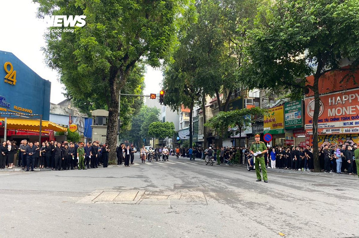 Trong dòng người xếp hàng chờ viếng Tổng Bí thư Nguyễn Phú Trọng, bà Nguyễn Minh Tuyển đến từ Ninh Hiệp (Gia Lâm) cho biết: "Đêm qua tôi không ngủ. 12h đêm tôi bắt xe tới đây xếp hàng để sớm hôm sau hy vọng được vào viếng Tổng Bí thư đầu tiên".