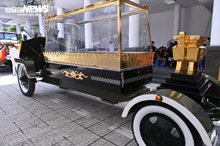 Đoàn xe tang, xe nghi thức và đội ngũ sẵn sàng ở khu vực quy định.