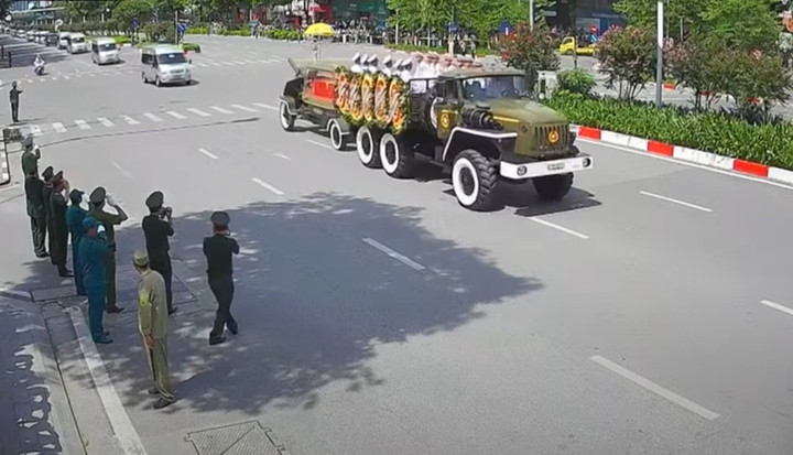 Đoàn xe tang Tổng Bí thư Nguyễn Phú Trọng đi trên đường Nguyễn Chí Thanh.