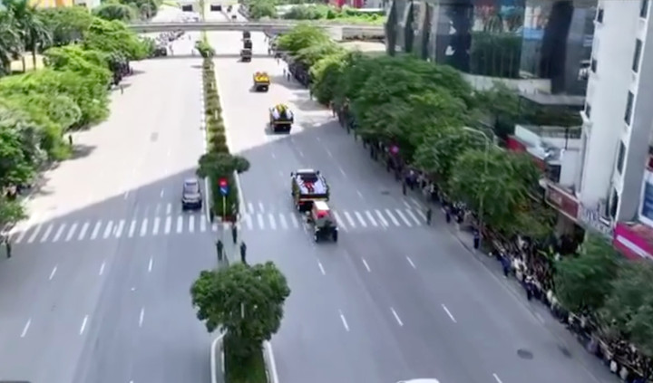 Đoàn xe tang đi qua khu vực đường Trần Duy Hưng.