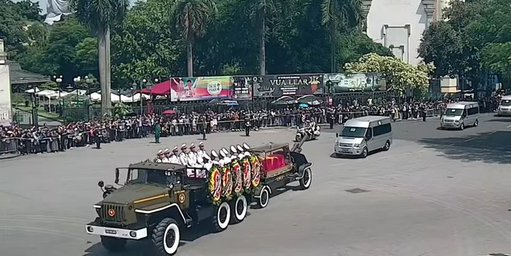 Đoàn xe lễ tang đi qua Nhà hát Lớn Hà Nội