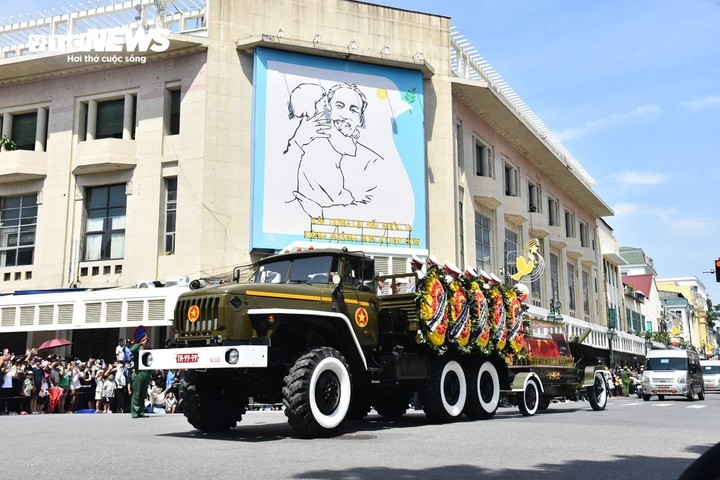 Đoàn xe tang đi qua ngã tư Tràng Tiền - Hàng Khay (Ảnh: Khắc Duy)