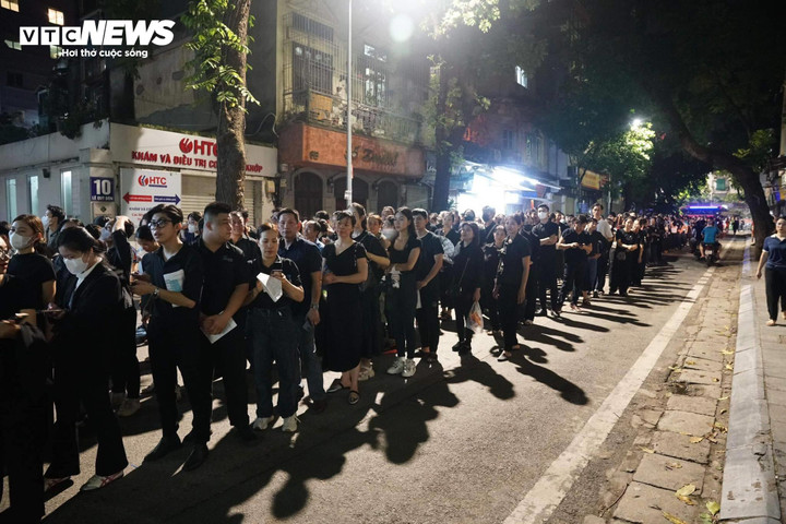 Dòng người nối dài vào viếng Tổng Bí thư Nguyễn Phú Trọng - 11