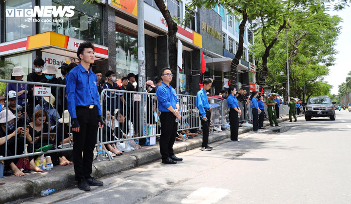 Dù mới khoảng 12h, hàng nghìn người dân đã có mặt ở đường Lê Đức Thọ - khu vực trước khu vực nghĩa trang Mai Dịch để chờ tiễn đưa Tổng Bí thư Nguyễn Phú Trọng.