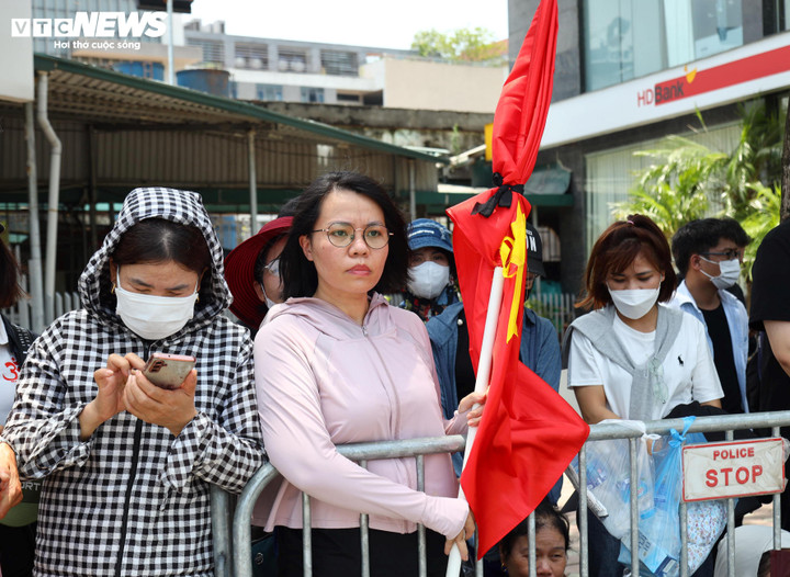 Mọi người nhắc nhau đứng ngay ngắn, trật tự trước khu vực nghĩa trang Mai Dịch.