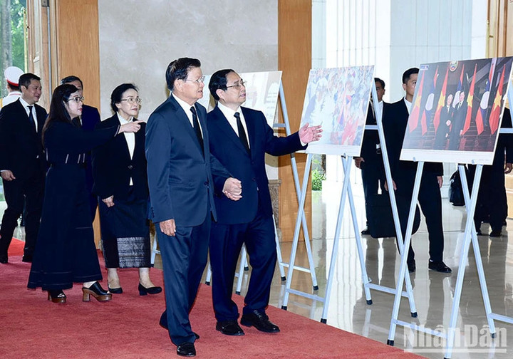 Thủ tướng Phạm Minh Chính giới thiệu với Tổng Bí thư, Chủ tịch nước Lào Thongloun Sisoulith một số hình ảnh về hoạt động đối ngoại của Tổng Bí thư Nguyễn Phú Trọng. (Ảnh: Trần Hải/Báo Nhân Dân)