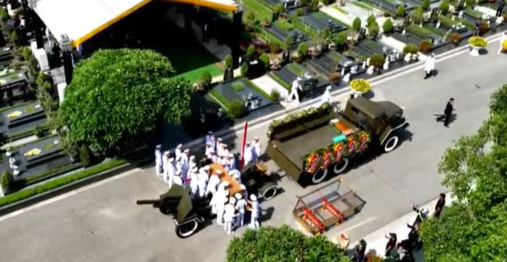 Đoàn xe tang về đến nghĩa trang Mai Dịch (Hà Nội)