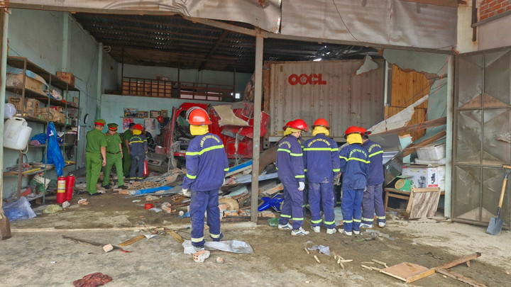 Hiện chiếc container vẫn đang kẹt trong nhà dân.