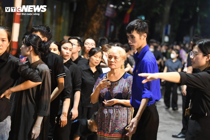 Sinh viên tình nguyện hỗ trợ người già để có thể vào viếng trước khi sắp hết thời gian viếng trong ngày đầu.