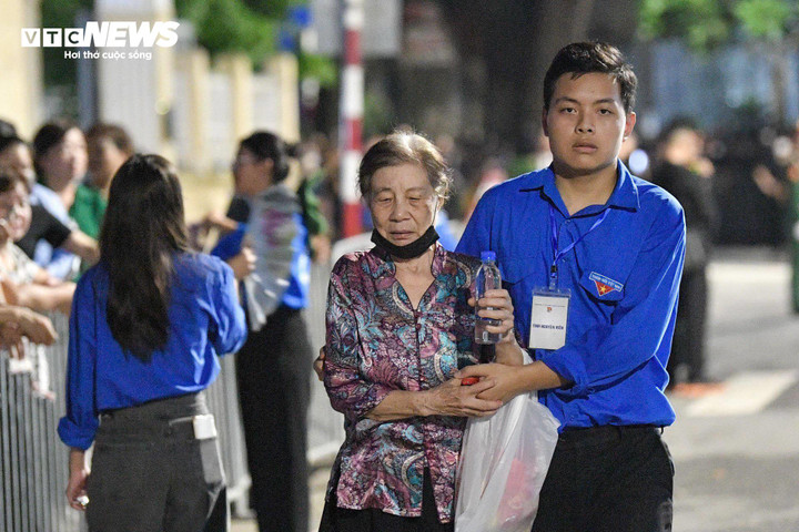 Sinh viên tình nguyện hoạt động tích cực hỗ trợ cho ban tổ chức lễ tang.