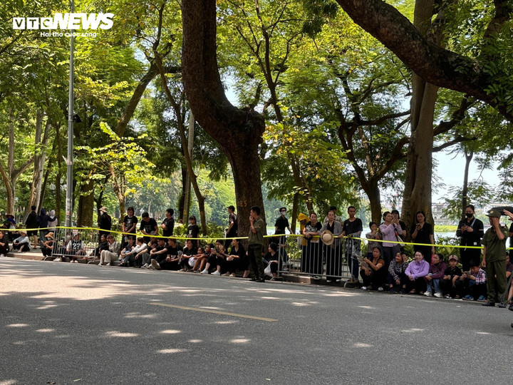 Người dân đội nắng tiễn biệt Tổng Bí thư Nguyễn Phú Trọng - 12