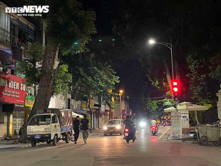 Lực lượng chức năng cũng bỏ cấm đường ở các tuyến đường gần nhà tang lễ.